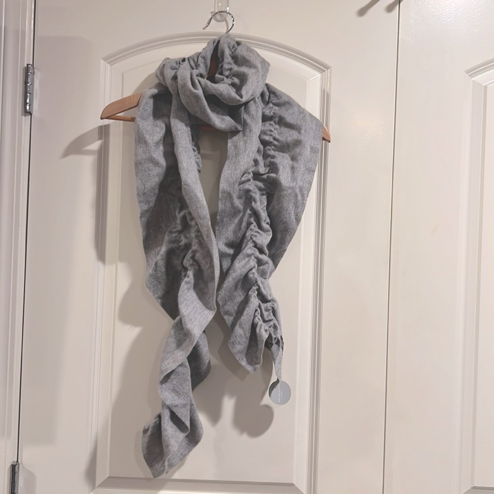 Ruffled gray cashmere scarf